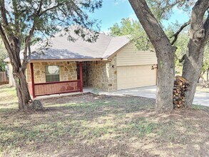 2106 Red Fox Rd in Austin, TX - Building Photo - Building Photo