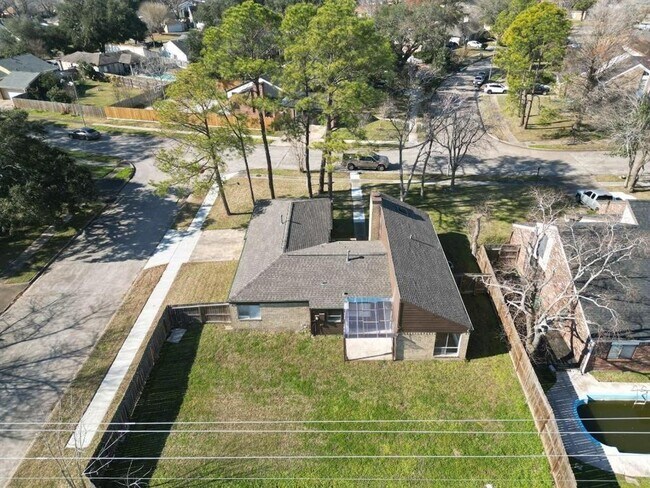 9102 Southbluff Blvd in Houston, TX - Building Photo - Building Photo