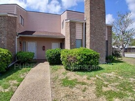 5001 Middlecoff Cir in Corpus Christi, TX - Building Photo