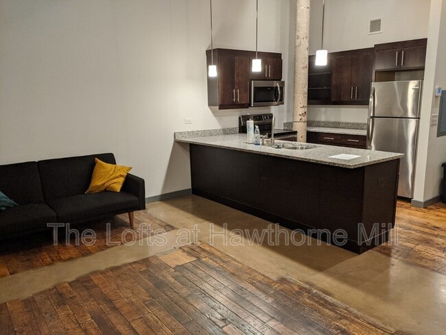 property at 1101 Hawthorne Ln