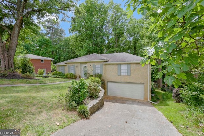 3211 Flamingo Dr in East Point, GA - Building Photo - Building Photo