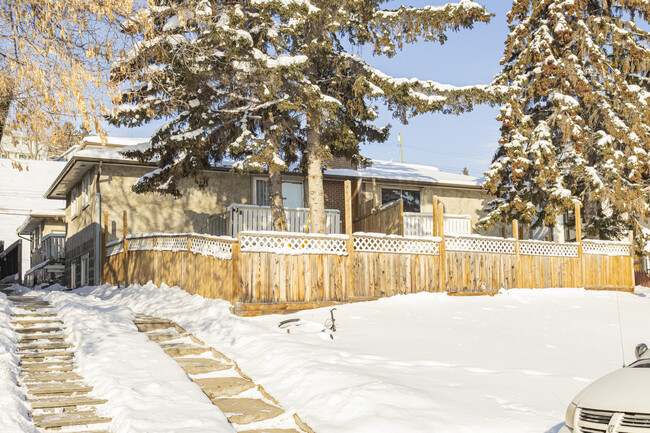 123 Huntington Park NW in Calgary, AB - Building Photo - Building Photo