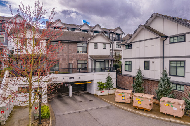 5122 Canada Way in Burnaby, BC - Building Photo - Building Photo