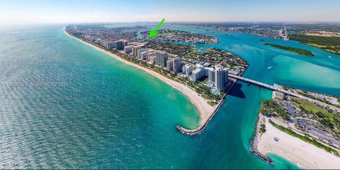 9261 E Bay Harbor Dr, Unit 402 in Bay Harbor Islands, FL - Foto de edificio