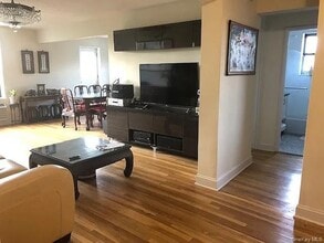 224-24 Union Tpke in New York, NY - Building Photo - Building Photo
