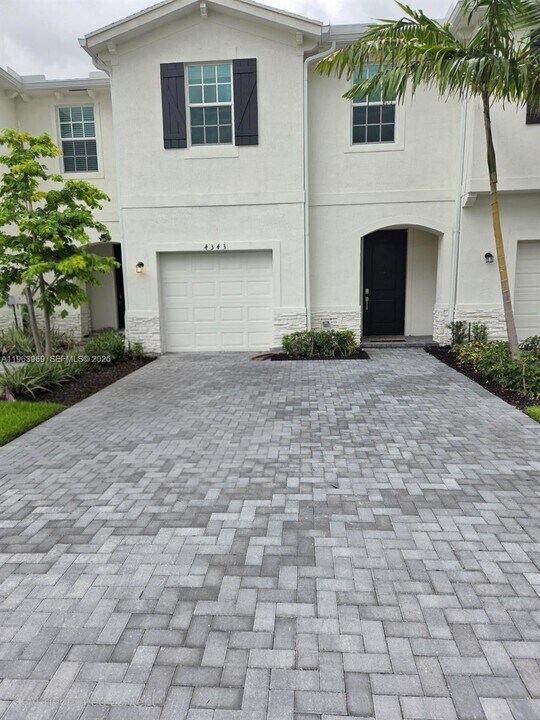 4343 Hammock Grove Dr in Greenacres, FL - Building Photo