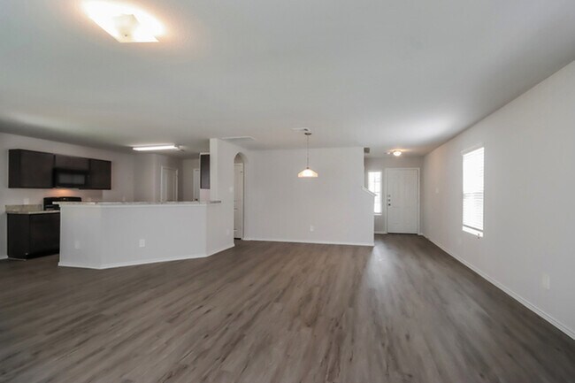 215 Blue Crane St in Huntsville, TX - Building Photo - Building Photo