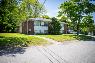 100 Arcadia Ave in Cranston, RI - Foto de edificio - Building Photo