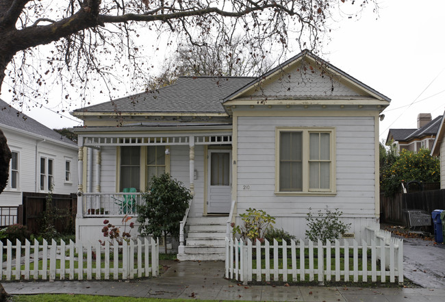 210 5th St in Petaluma, CA - Building Photo - Building Photo