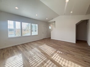 333-337 SE Fir Villa Rd in Dallas, OR - Building Photo - Building Photo