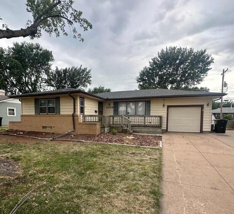 2058 Simmons St in Salina, KS - Building Photo