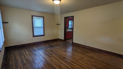 904 E Locust St in Bolivar, MO - Building Photo - Building Photo