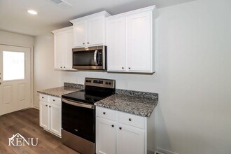 320 Sunnymeade Ln in Jarrell, TX - Foto de edificio - Building Photo