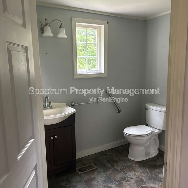 107 Thomas McClellan Rd in Farmington, ME - Building Photo - Building Photo