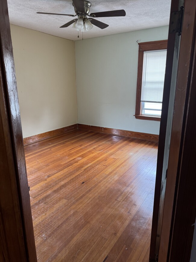 1041 Park Ave, Unit Room- 3rd Fl in Woonsocket, RI - Foto de edificio - Building Photo