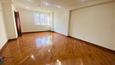 20-07 37th St in Queens, NY - Building Photo - Building Photo