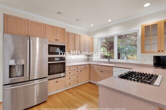 9127 NW Wood Rose Loop in Portland, OR - Foto de edificio - Building Photo