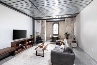 1009 W Juneau Ave in Milwaukee, WI - Foto de edificio - Building Photo