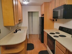 938 Westbrooke Way, Unit 7 in Hopkins, MN - Building Photo