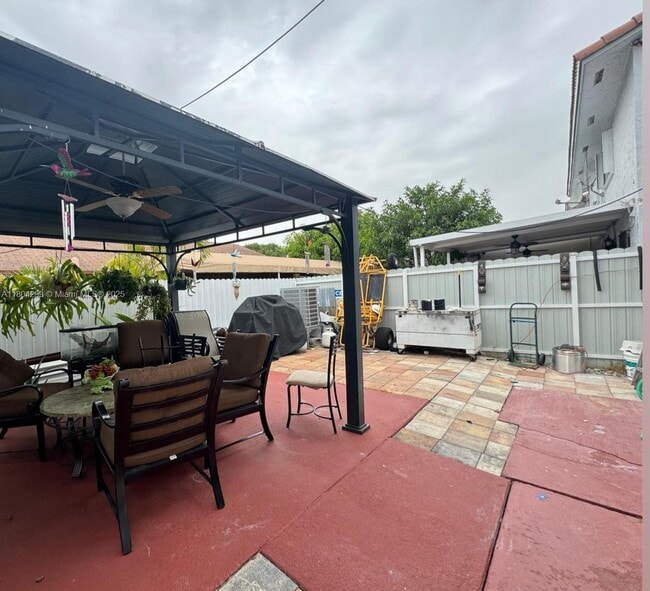 5240 W 24th Ct in Hialeah, FL - Foto de edificio - Building Photo