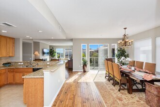 301 Mission Ave, Unit 601 in Oceanside, CA - Foto de edificio - Building Photo