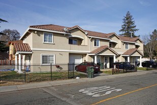 2501 Hawthorne St in Sacramento, CA - Building Photo