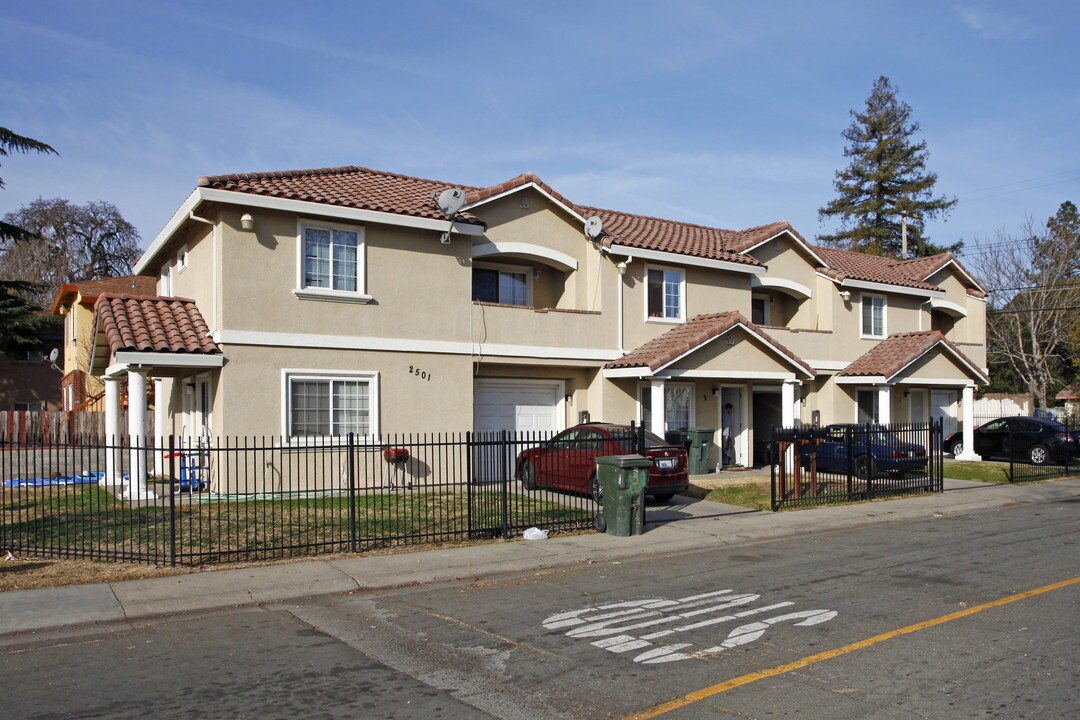 2501 Hawthorne St in Sacramento, CA - Foto de edificio
