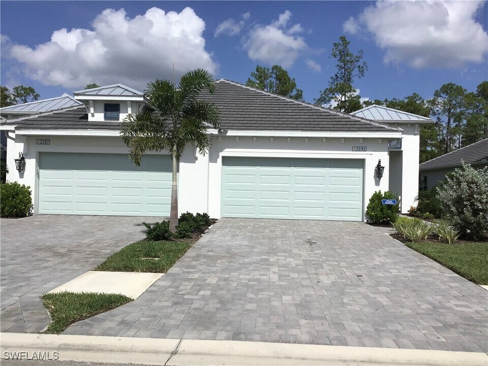 2191 Marquesa Cir in Naples, FL - Building Photo