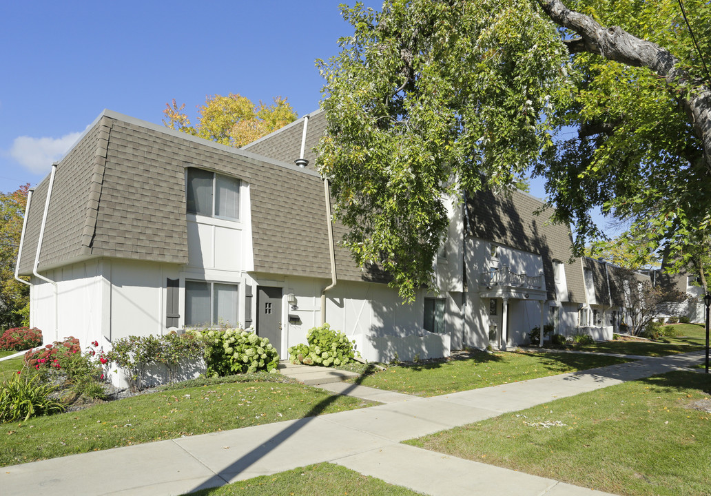 Cottages of Edina in Edina, MN - Building Photo