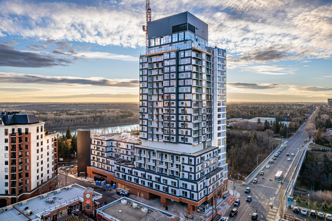 Glenora Park in Edmonton, AB - Building Photo