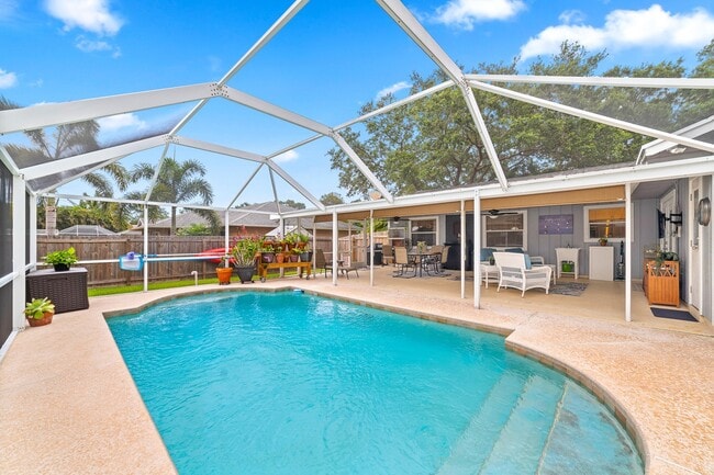 2532 SW McDonald St in Port St. Lucie, FL - Foto de edificio - Building Photo