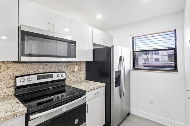 10145 NW 9th St Cir in Miami, FL - Building Photo - Building Photo