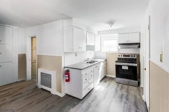 26 Schooleys Mountain Rd, Unit 2nd Floor in Long Valley, NJ - Building Photo - Building Photo