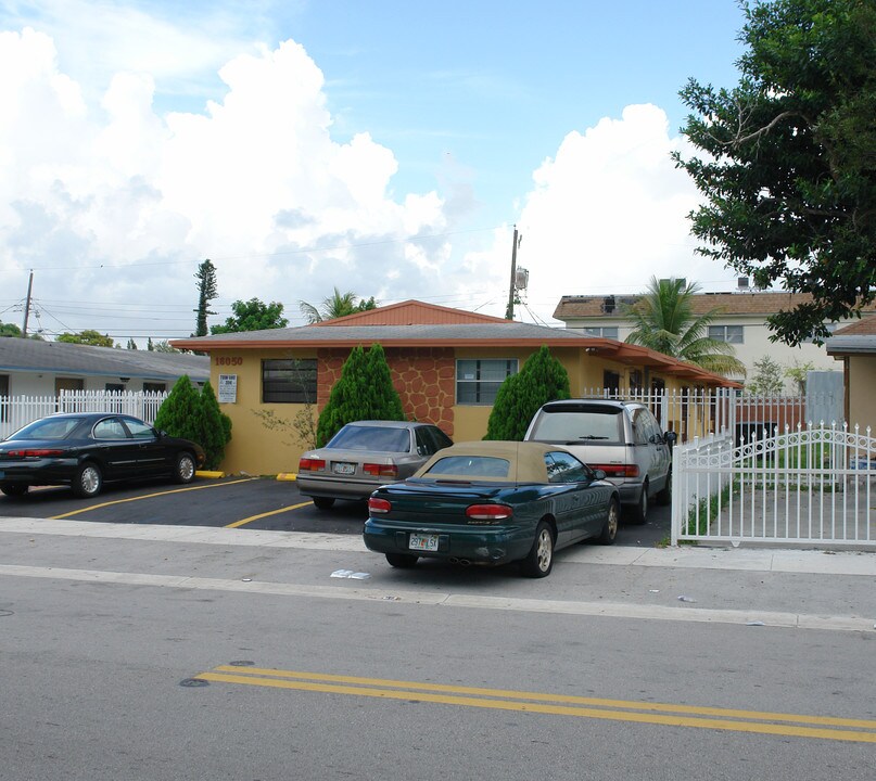 16050 NE 19th Ct in Miami, FL - Building Photo