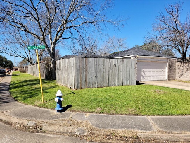 10307 Buffalo Bend Dr in Houston, TX - Building Photo - Building Photo