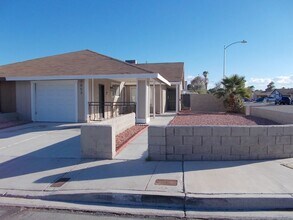 7053 Mountain Meadow Ln in Las Vegas, NV - Building Photo - Building Photo