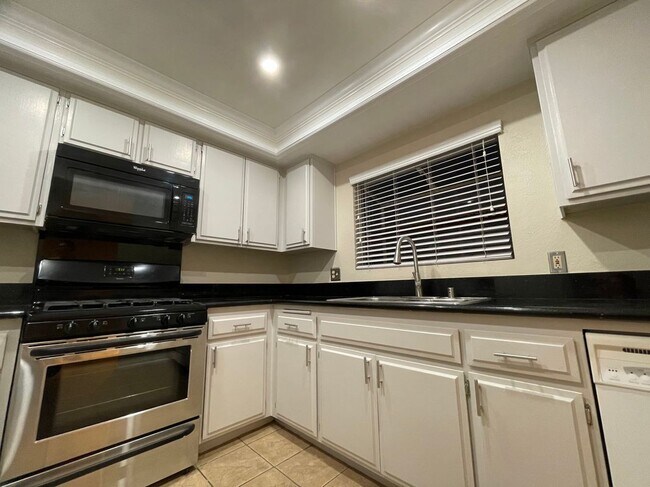 154 N Meridith Ave in Pasadena, CA - Foto de edificio - Building Photo