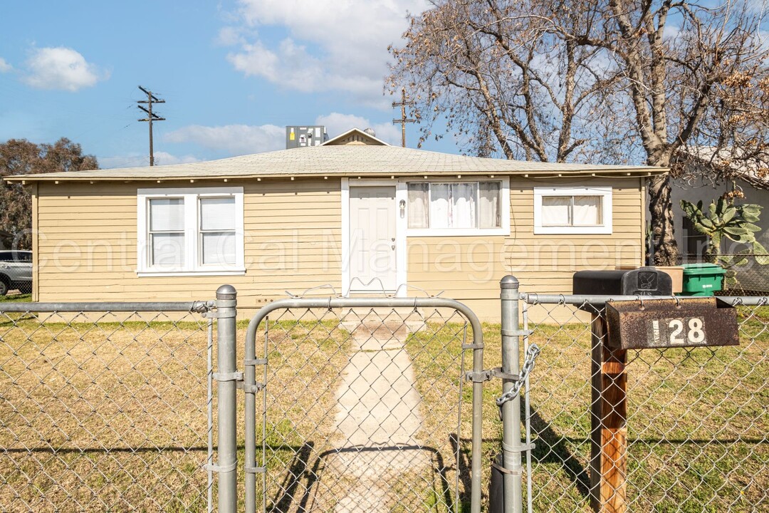 128 Decatur St in Bakersfield, CA - Building Photo