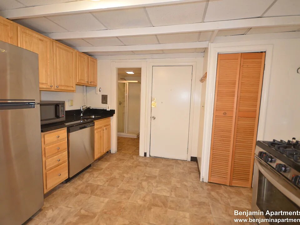 209 Cambridge St, Unit 6 in Boston, MA - Foto de edificio