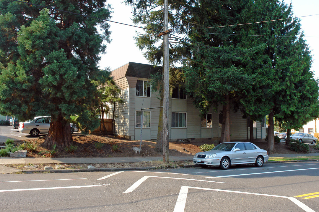 Maplewood Court in Portland, OR - Building Photo