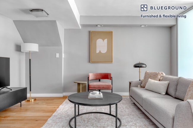 279 E 44th St in New York, NY - Building Photo - Building Photo