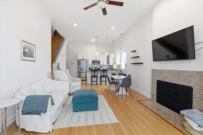 2038 W Iowa St in Chicago, IL - Building Photo - Building Photo