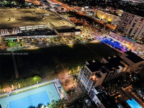 121 NE 34th St in Miami, FL - Building Photo - Building Photo