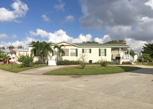 Country Knoll Manufactured Home Community in Pompano Beach, FL - Building Photo - Building Photo