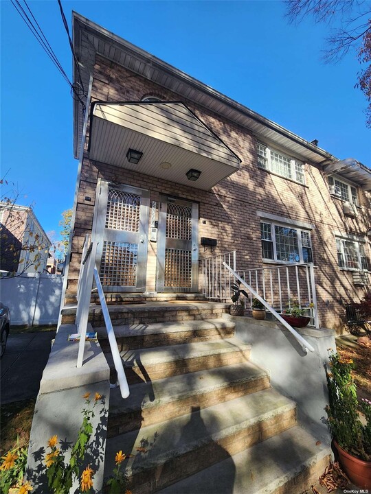 160-11 76th Rd in Queens, NY - Building Photo