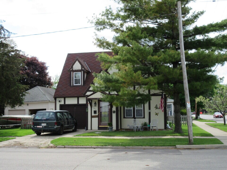 745 Caroline St in Janesville, WI - Foto de edificio