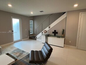 10355 NW 66th St in Doral, FL - Building Photo - Building Photo