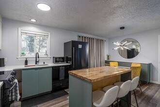 9465 S Streatham Rd, Unit Upstairs Unit in Sandy, UT - Building Photo - Building Photo