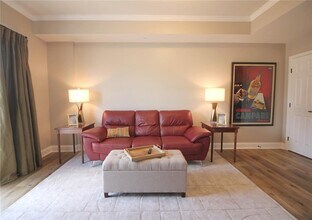 215 W College Ave in Tallahassee, FL - Foto de edificio - Building Photo