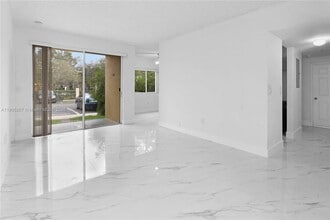 7085 Nova Dr in Davie, FL - Foto de edificio - Building Photo